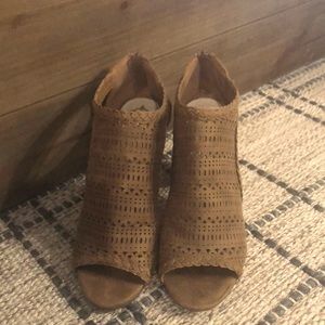 Fergie | Parker Heeled Brown Open Toe Sandal
FERGALICIOUS